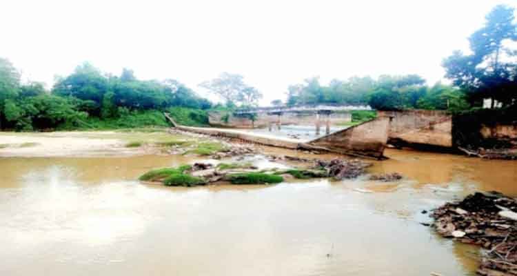 অবাধে বালু উত্তোলনে ক্ষতিগ্রস্ত রাবার ড্যাম