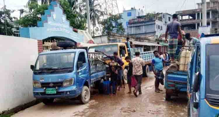 মাধবপুরে স্কুলের সামনে মাছের আড়ৎ, দূর্গন্ধে ছাত্র-ছাত্রীদের দূর্ভোগ