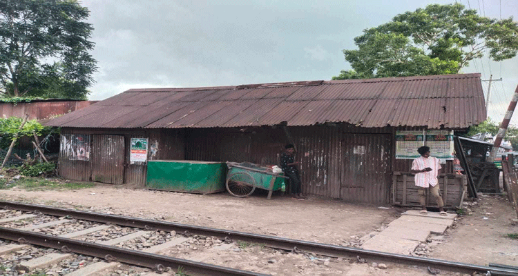 রেলস্টেশনটির কার্যক্রম বন্ধ: যাত্রীদের দুর্ভোগ