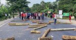 দক্ষিণ সুরমায় সড়কে গাছ ফেলে রাস্তা অবরোধ