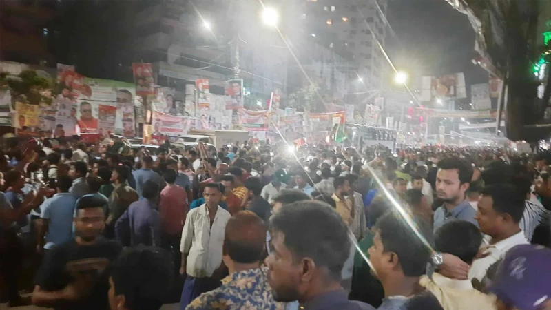 স্লোগানে মুখরিত নয়াপল্টন