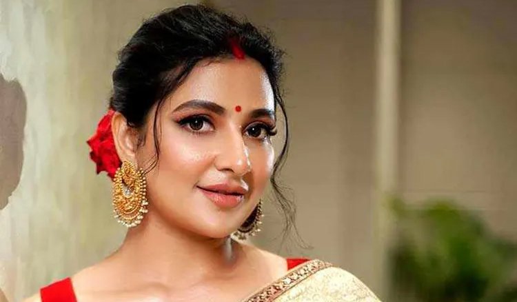 শুভশ্রীর কাণ্ডজ্ঞান নিয়ে প্রশ্ন