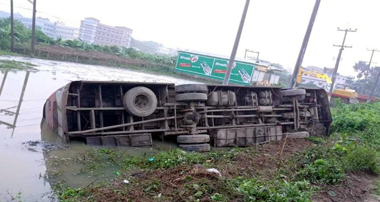 ঢাকা-সিলেট মহাসড়কে যাত্রীবাহী বাস খাদে, আহত ১০