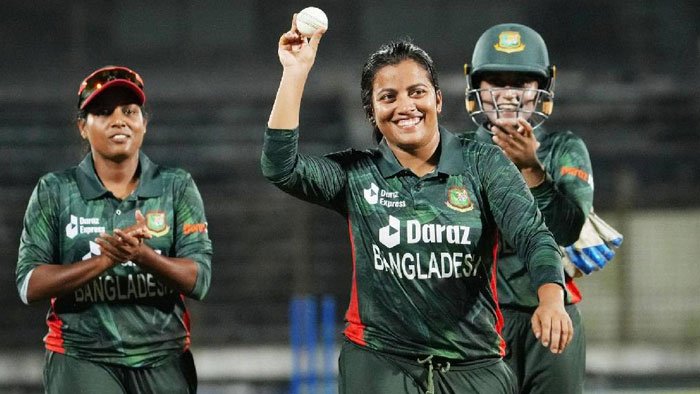 পাকিস্তানকে হারিয়ে এগিয়ে গেলো বাঘিনীরা