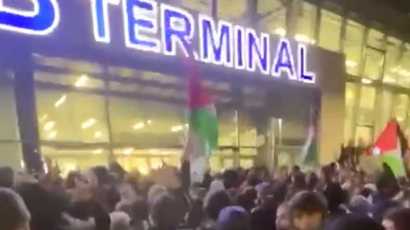 ‘ইহুদিদের ধরতে’ রাশিয়ার বিমানবন্দরে শত শত যুবকের তাণ্ডব