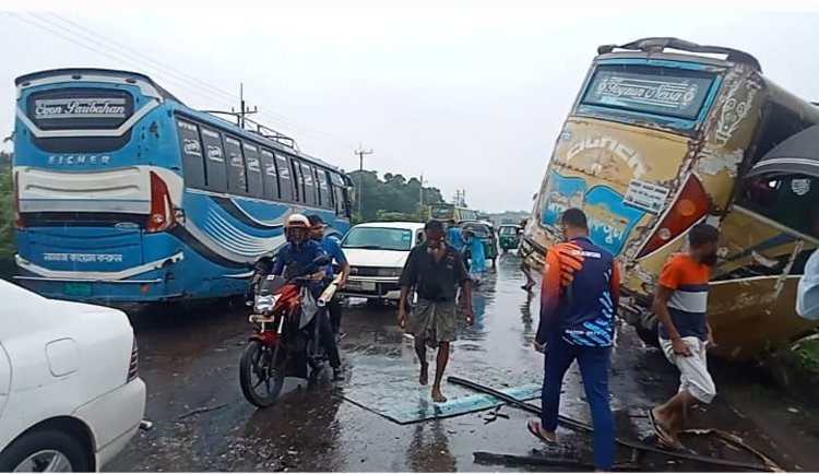 লালাবাজারে সিলেট-ঢাকা মহাসড়কে বাস ক্যাভার্ডভ্যান মুখোমুখি সংঘর্ষে ১৫ জন আহত