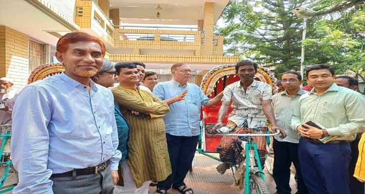 শ্রীমঙ্গলে বিকল্প কর্মসংস্থান কার্যক্রমের আওতায় রিকসা বিতরণ
