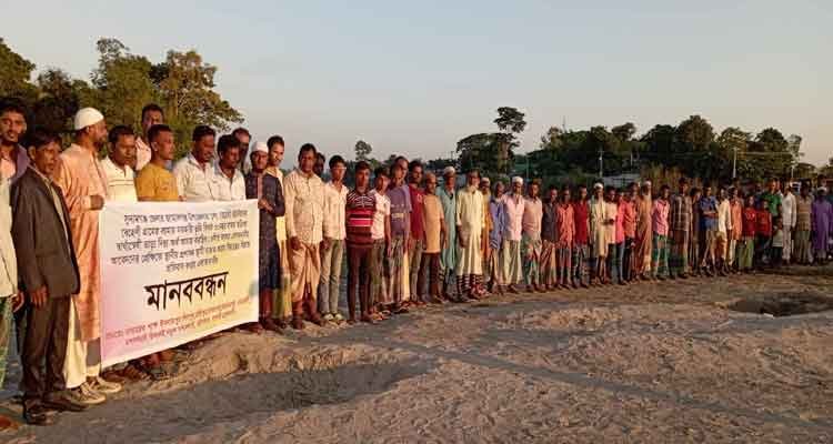 জামালগঞ্জে স্থায়ী বাজার নির্মাণের দাবিতে গ্রামবাসীর মানববন্ধন