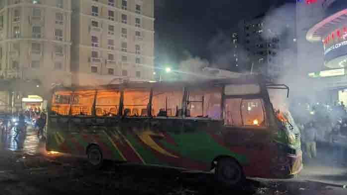 বাংলামোটরে যাত্রীবাহী বাসে আগুন