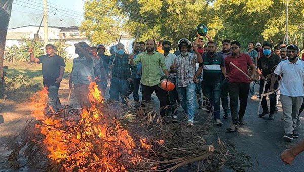 সিলেট-সুনামগঞ্জ মহাসড়কে আগুন ধরিয়ে অবরোধ