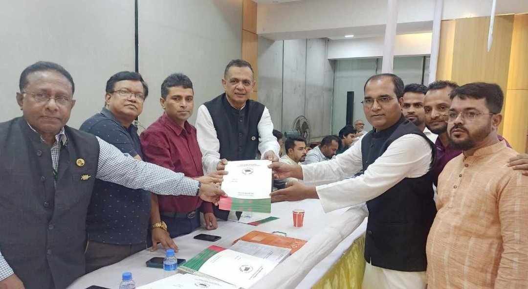 সিলেট-৪ আসনে এমপি পদে মনোনয়পত্র জমা দিলেন নাজমুল আলম রোমেন
