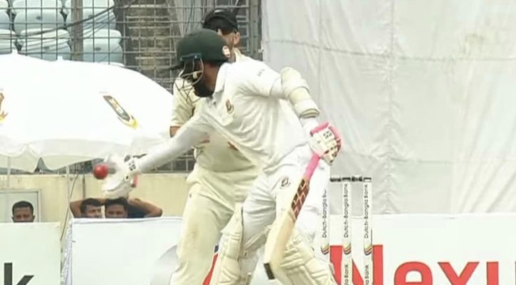 কী বলে আউট হলেন মুশফিক!