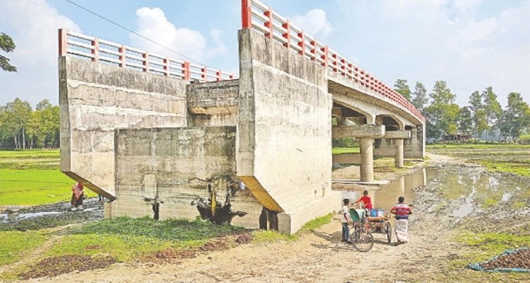 ভুল নকশায় অকেজো ২ কোটি টাকার সেতু
