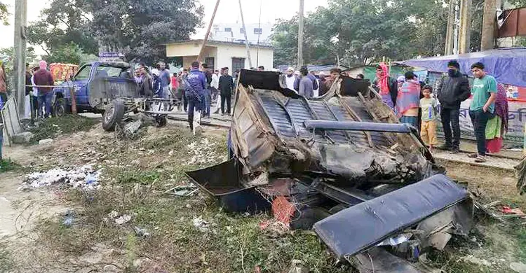 পুলিশ ভ্যানে ট্রেনের ধাক্কা, নি হ ত ১